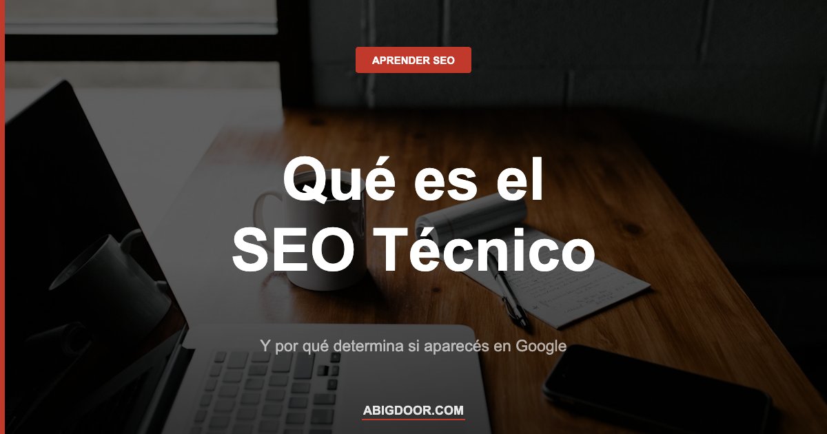 Persona trabajando en laptop con café representando el aprendizaje de SEO técnico